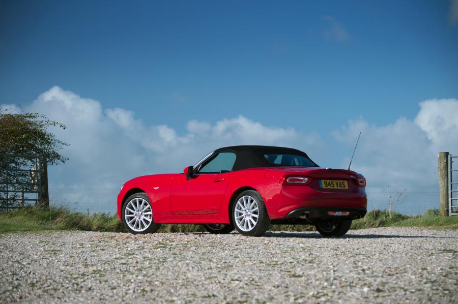  Fiat 124 Spider  2016 года  (UK) (фото 14 из 37)